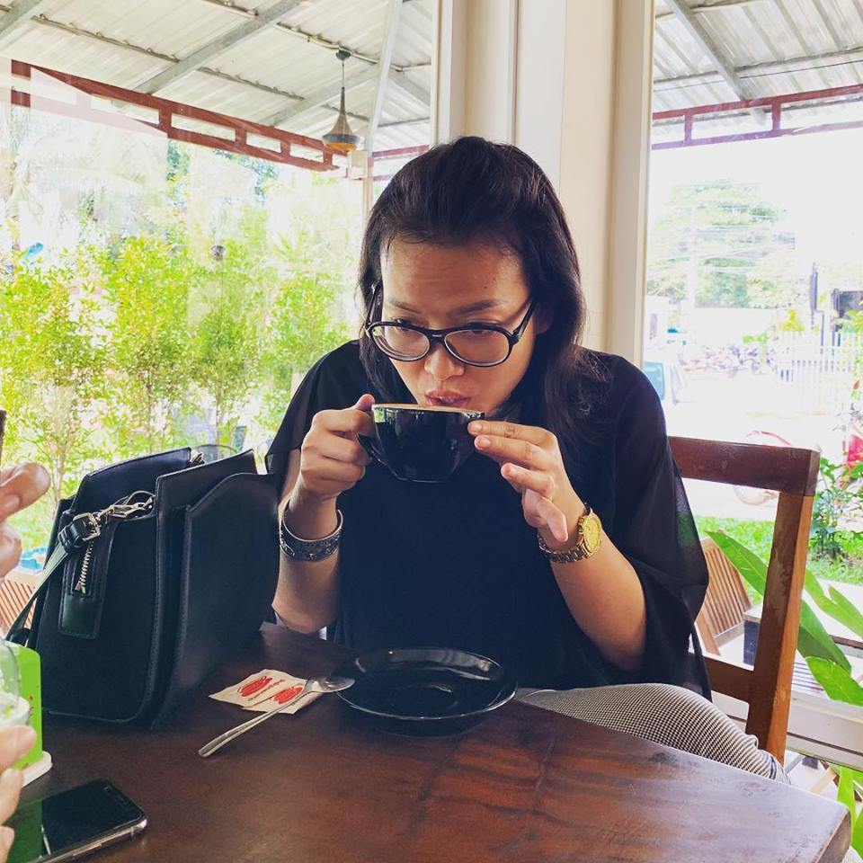 លឹម វីរីយ៉ា ផឹកកាហ្វេ