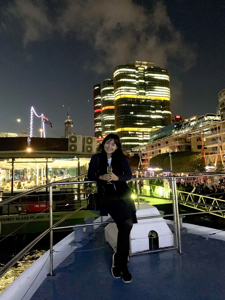 ជិះទូកពេលយប់ គយគន់ទេសភាពទីក្រុងស៊ីដនីទាំងមូល ជាមួយអាកាសធាតុដ៏ត្រជាក់រណ្ដំ ប្រមាណជា ១១ អង្សារសេ នាម៉ោង ០៨:០០ យប់។